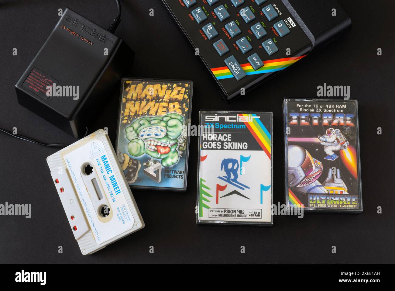 Sinclair ZX Spectrum Heimcomputer und Auswahl an klassischen Spielen auf Kassette Stockfoto