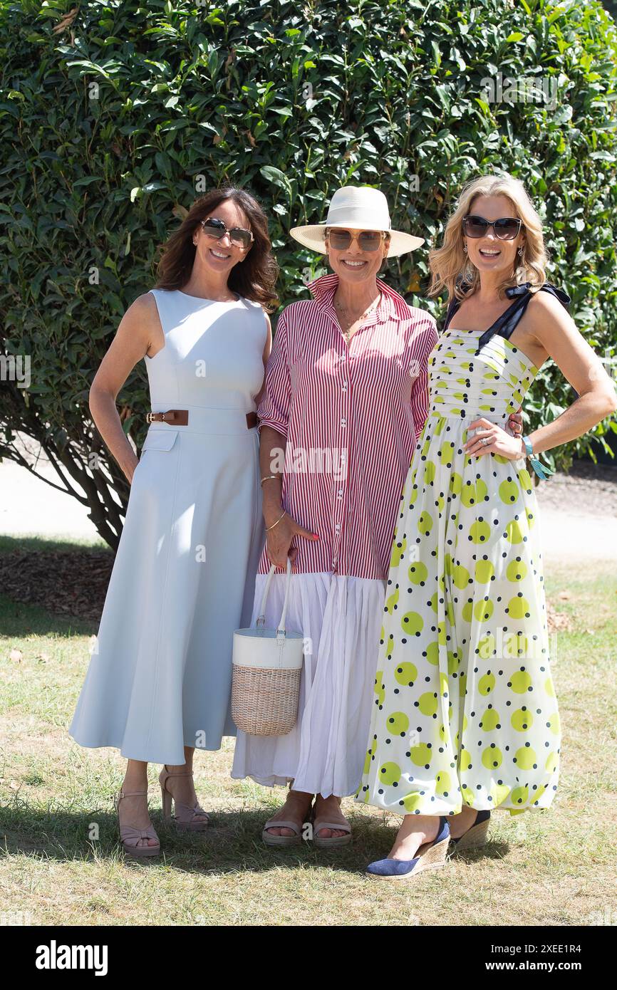 Stoke Poges, Großbritannien. Juni 2024. Die Fernsehmoderatoren Andrea McLean, Kate Silverton und Charlotte Hawkins beim Boodles Tennis im Stoke Park in Stoke Poges, Buckinghamshire. Quelle: Maureen McLean/Alamy Live News Stockfoto