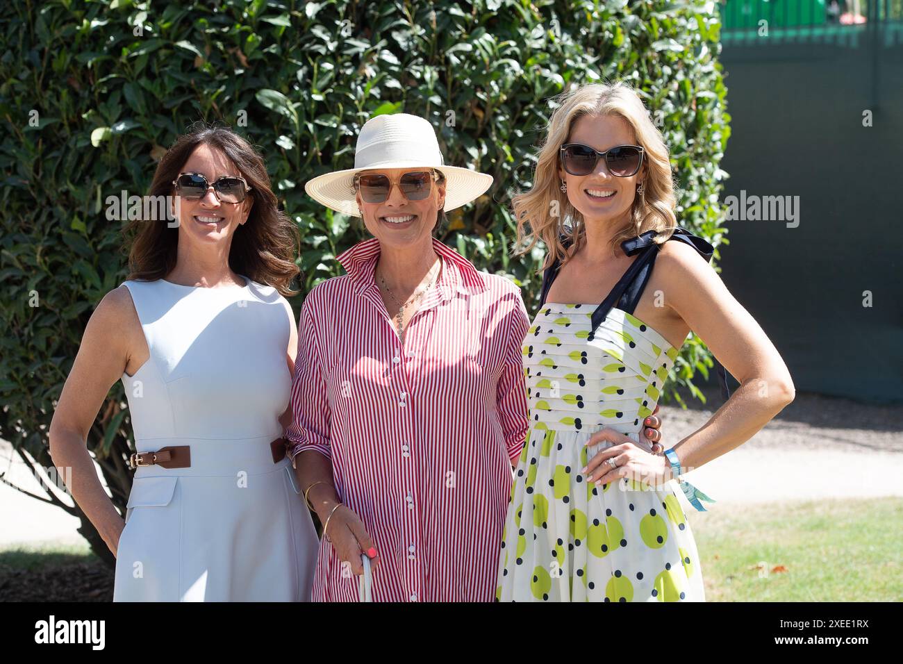 Stoke Poges, Großbritannien. Juni 2024. Die Fernsehmoderatoren Andrea McLean, Kate Silverton und Charlotte Hawkins beim Boodles Tennis im Stoke Park in Stoke Poges, Buckinghamshire. Quelle: Maureen McLean/Alamy Live News Stockfoto
