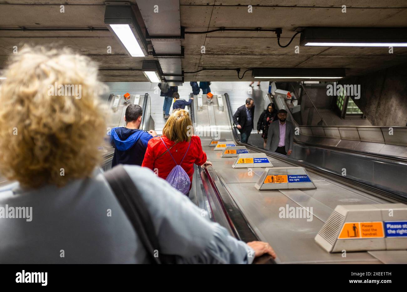 Passagiere steigen auf der Rolltreppe an der Westminster U-Bahnstation der Jubilee Line in London, England, Großbritannien ab Stockfoto