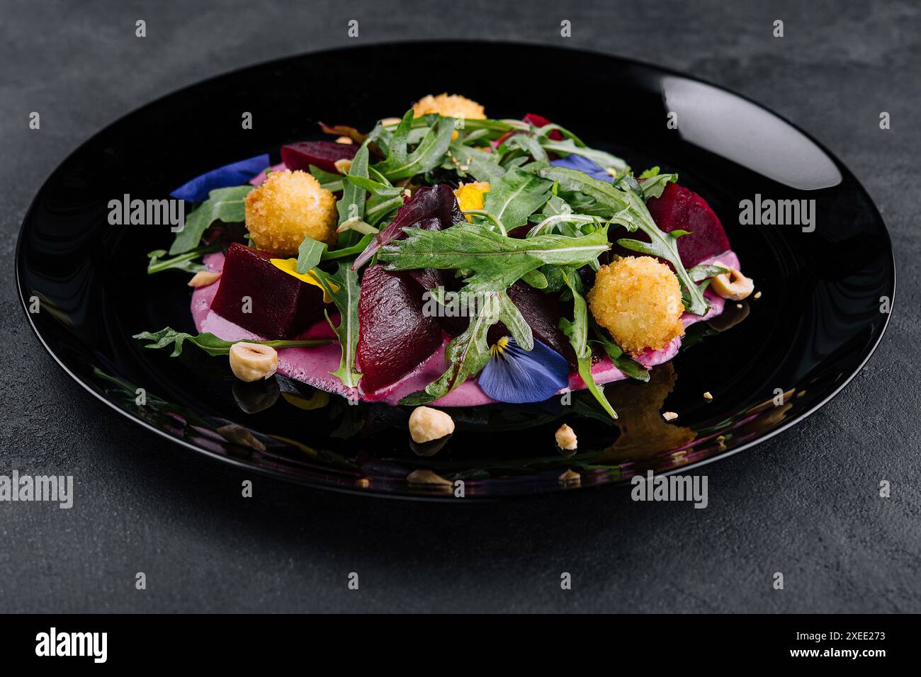 Rote-Bete-Salat mit Rucola und Käsebällchen Stockfoto