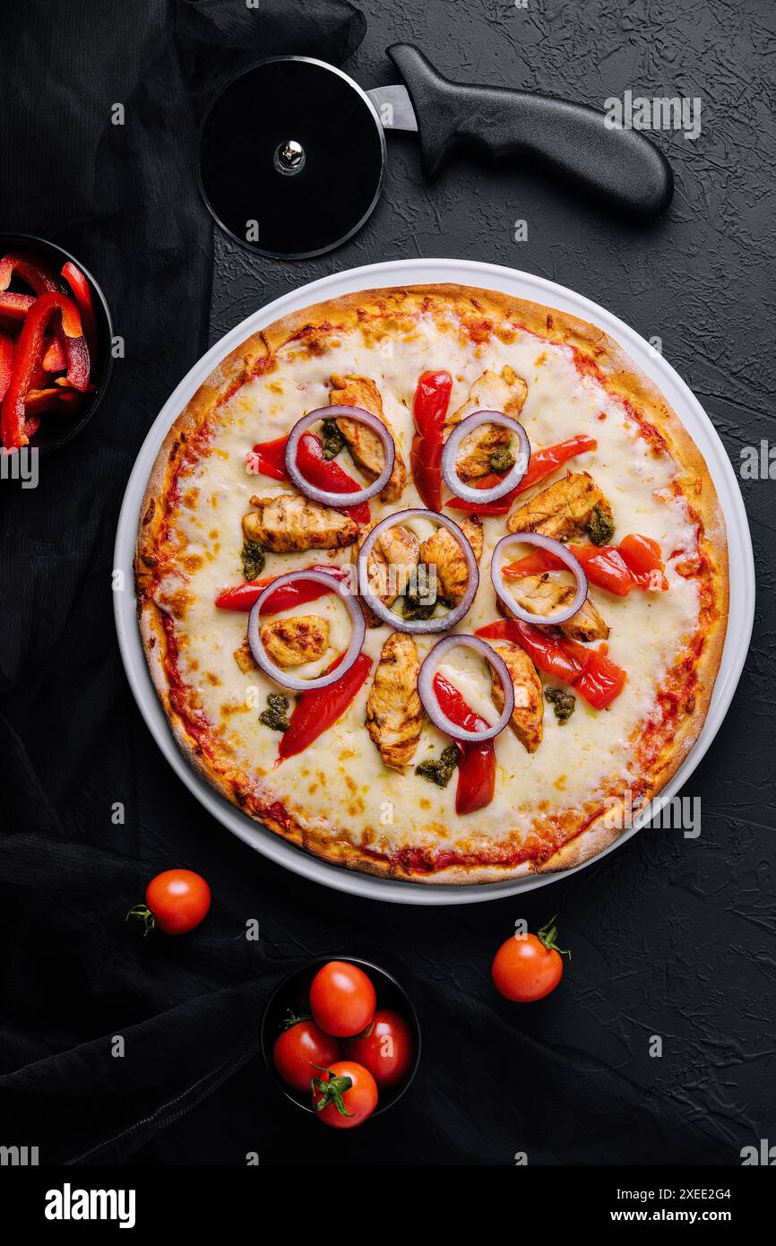 Frische Hühnerpizza vom Grill mit Gemüse Stockfoto