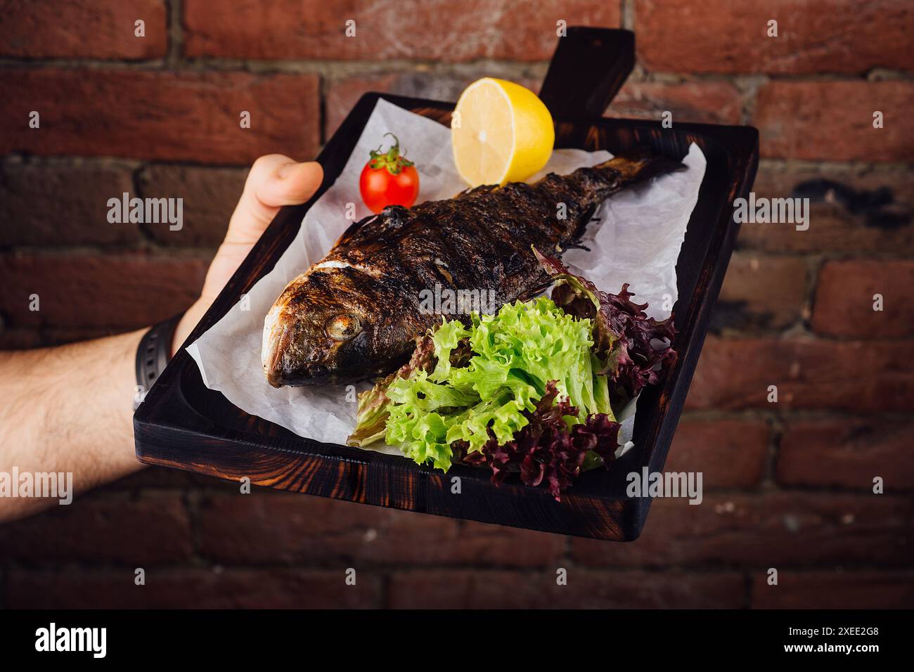 Gebratener Karpfen auf Holzbrett Stockfoto