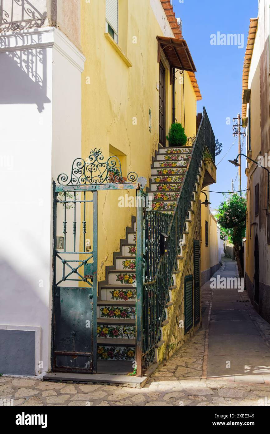 Anacapri Haus mit gefliesten Treppen und bemalten Blumendekorationen auf Capri Island, Italien. Stockfoto