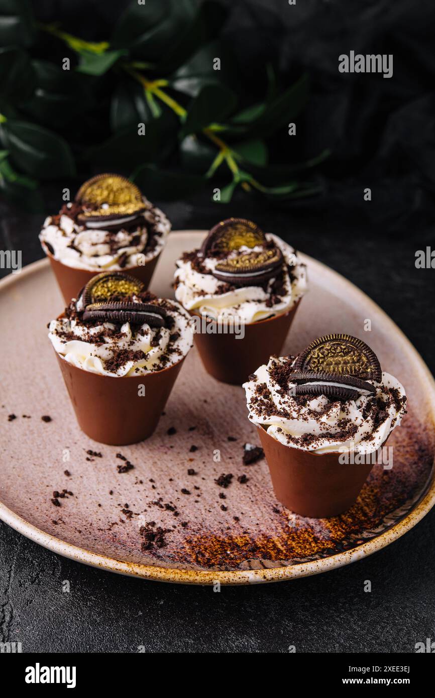 Tiramisu mit Schokoladen-oreo-Keksen auf Teller Stockfoto
