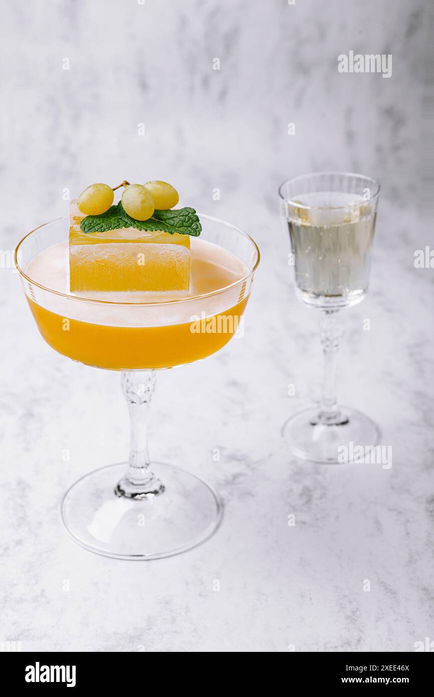 Sommercocktail - Pornostar Martini auf weiß Stockfoto