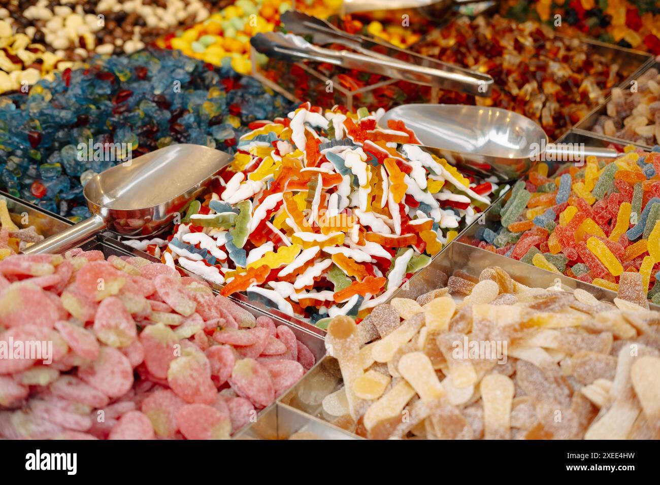 Eine Nahaufnahme zeigt eine vielfältige Auswahl an bunten Süßigkeiten auf einem Markt, die ihre Vielfalt und Lebendigkeit einfangen Stockfoto