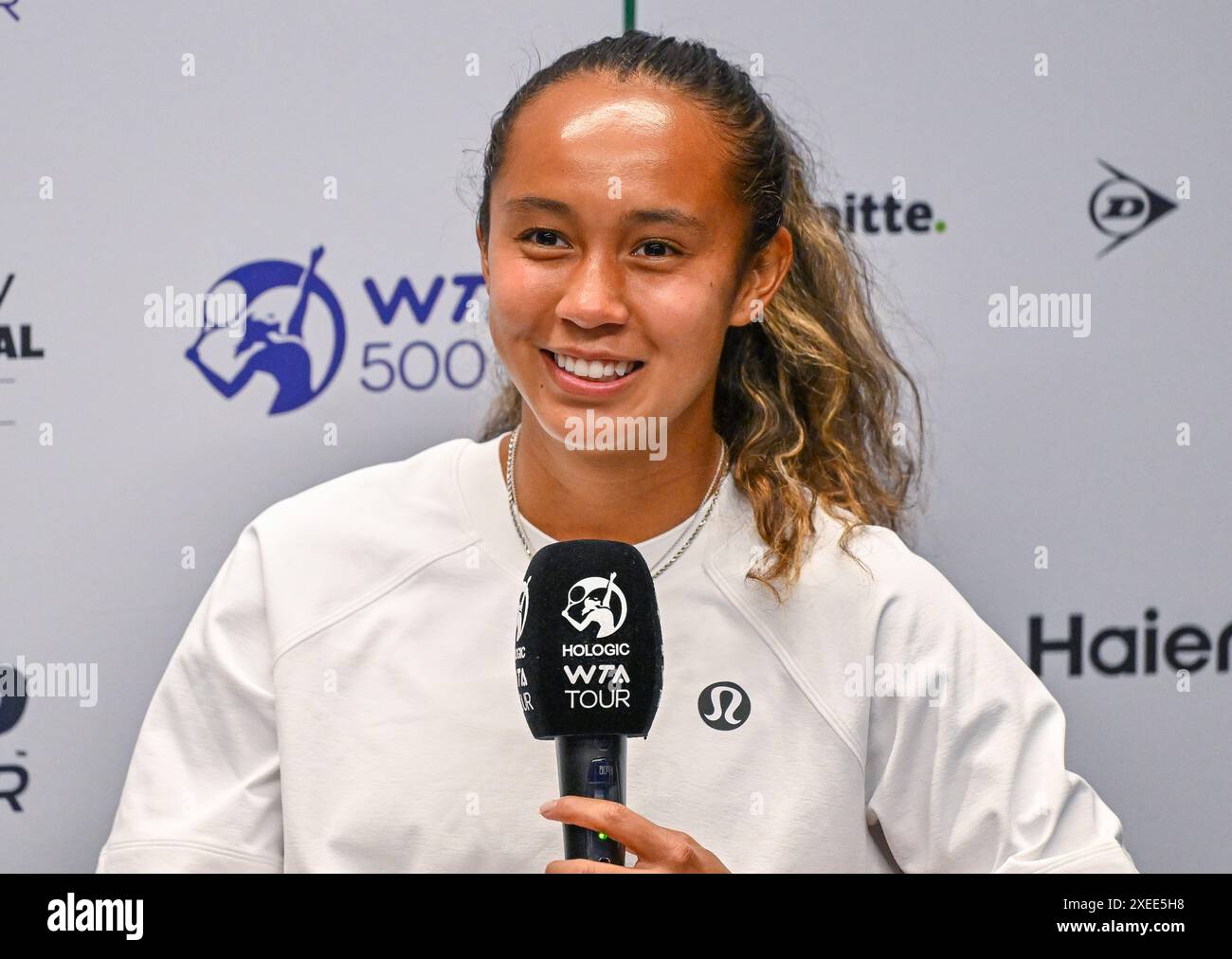 Eastbourne, Großbritannien. Juni 2024. Leylah FERNANDEZ (CAN) (PIC) während ihres Medieninterviews nach dem Spiel, nachdem sie Harriet DART (GBR) während des Rothesay International Tennis Turniers im Devonshire Park, Eastbourne, East Sussex, Großbritannien geschlagen hatte. Quelle: LFP/Alamy Live News Stockfoto