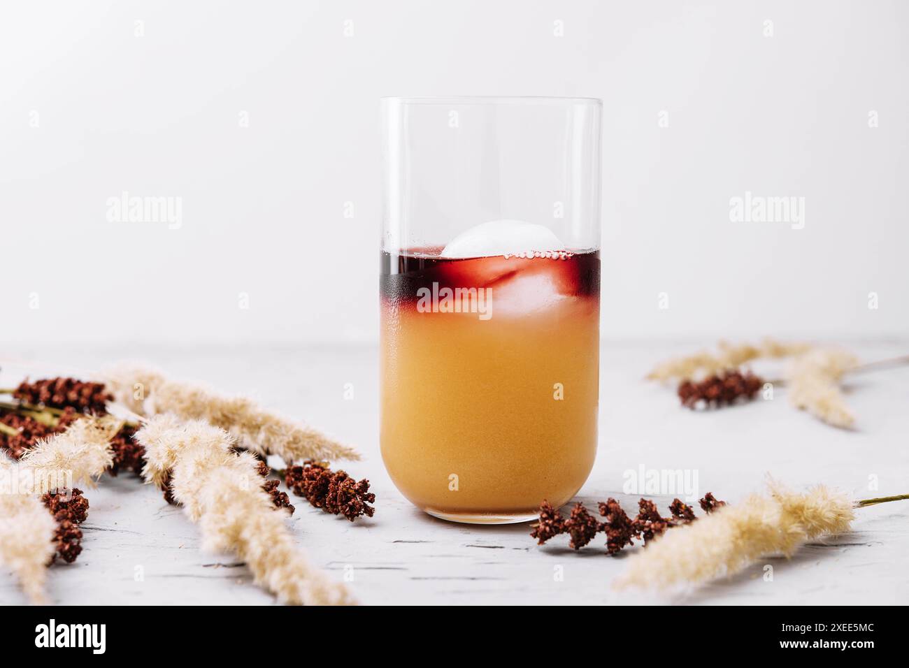 Ein Glas leckeren Kaffee mit Orangensaft Stockfoto