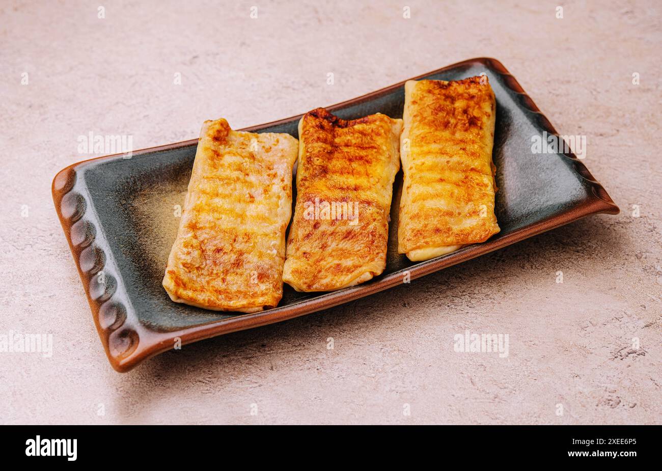 Gerollte köstliche Crepes gefüllt mit gehackter Leber und Fleisch Stockfoto