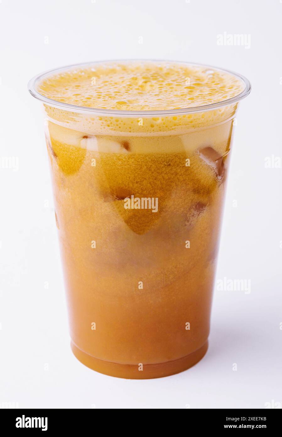 Eiskaramellkaffee, bedeckt mit Schlagsahne in Kunststoffglas Stockfoto
