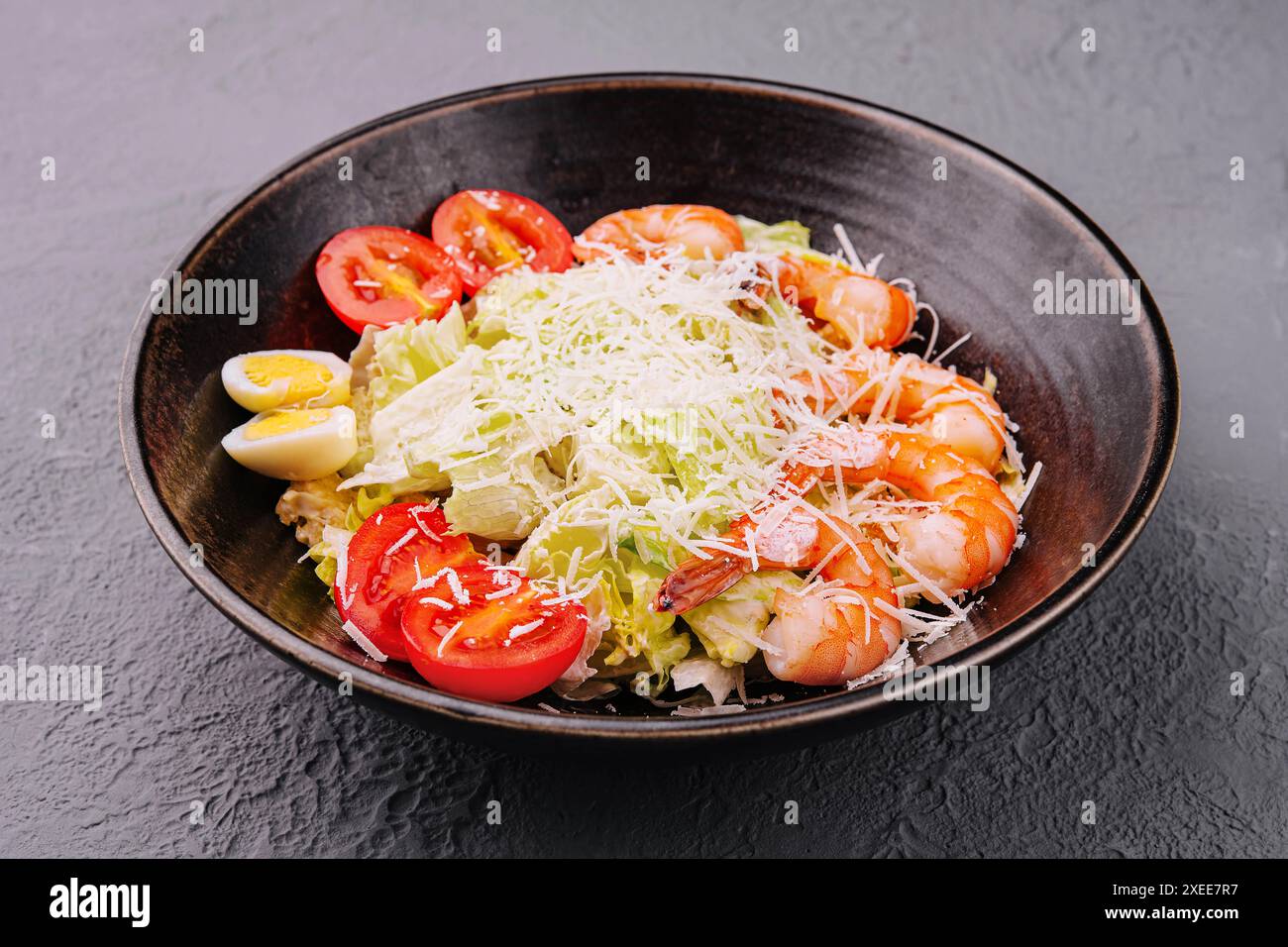 Italienischer Caesar-Salat mit Garnelen in einer Schüssel Stockfoto