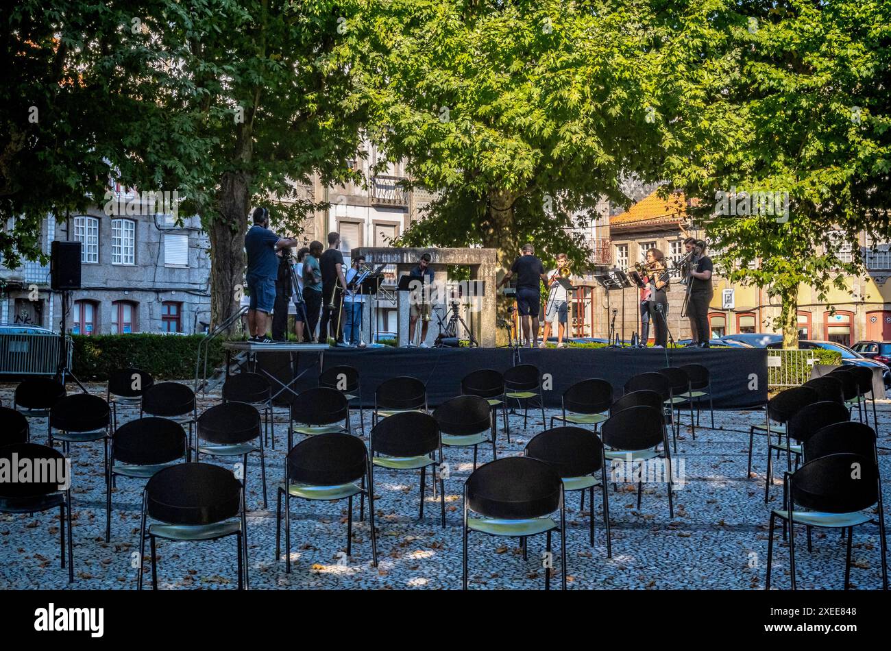 Musikband probt für ein Festivalkonzert. Guimaraes, Portugal. Juli 2021 Stockfoto