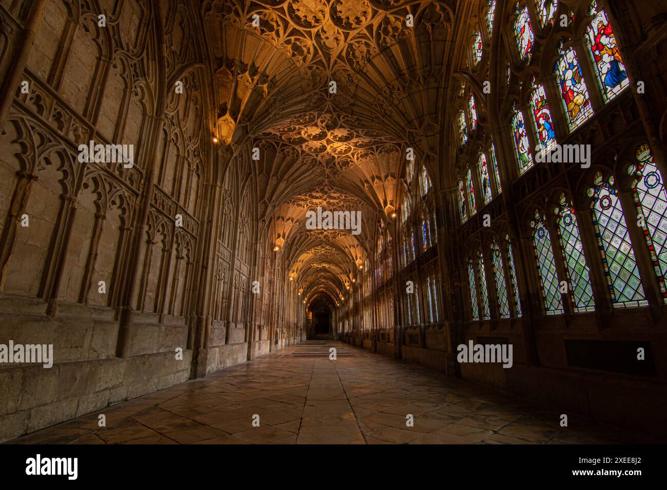 Bezaubernder Blick auf die Hallen in der Kathedrale von Gloucester. Gotische Pracht und architektonische Anmut Stockfoto