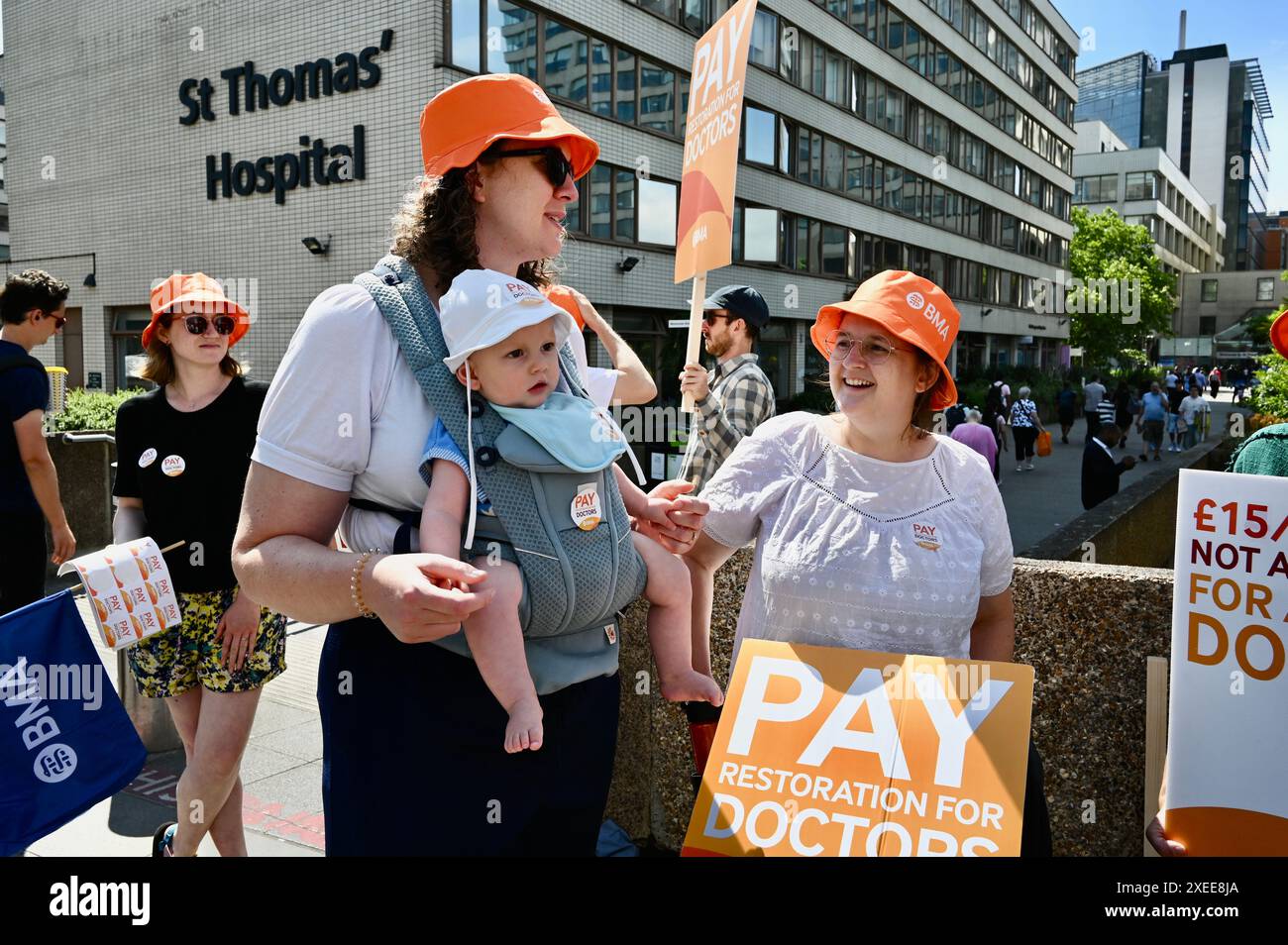 London, Großbritannien. Juniorärzte besetzen die Streiklinie vor dem St. Thomas's Hospital in Westminster. Juniorärzte begannen einen fünftägigen Rundgang, als ihr Lohnstreit verurteilt wurde, dass sie den NHS erheblich stören würden. Quelle: michael melia/Alamy Live News Stockfoto