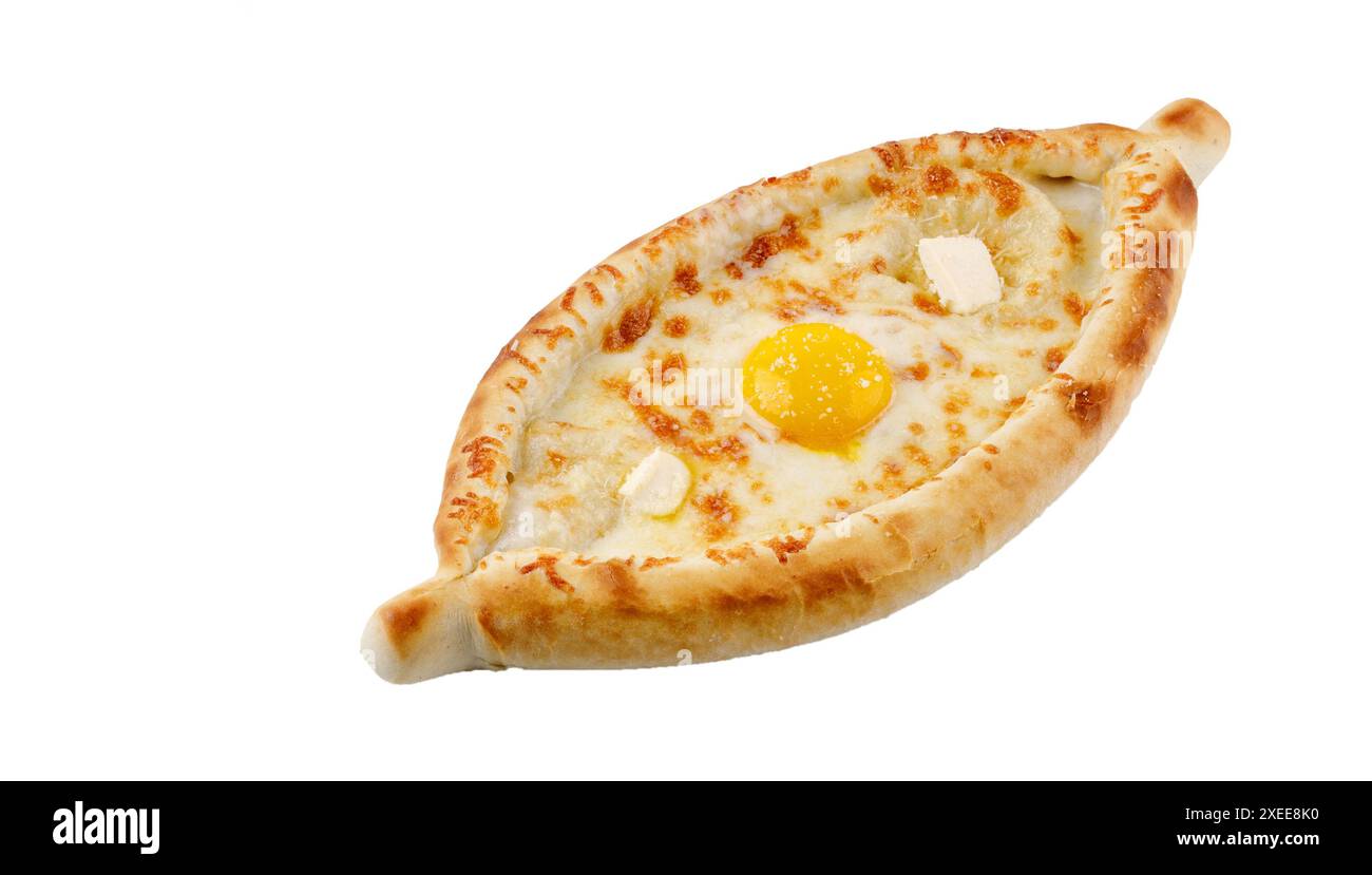 Hausgemachtes Adjaruli Khachapuri ( Ein bootförmiges traditionelles Käsebrot aus der Region Adjara in Georgien ) isoliert auf weißem Hintergrund 1 Stockfoto