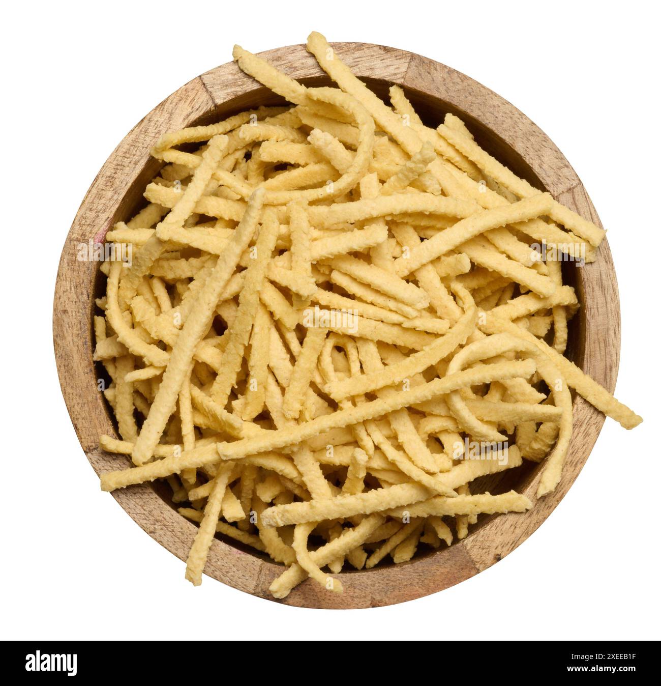 Rohe Weizennudeln in Holzschüssel auf isoliertem Hintergrund Stockfoto