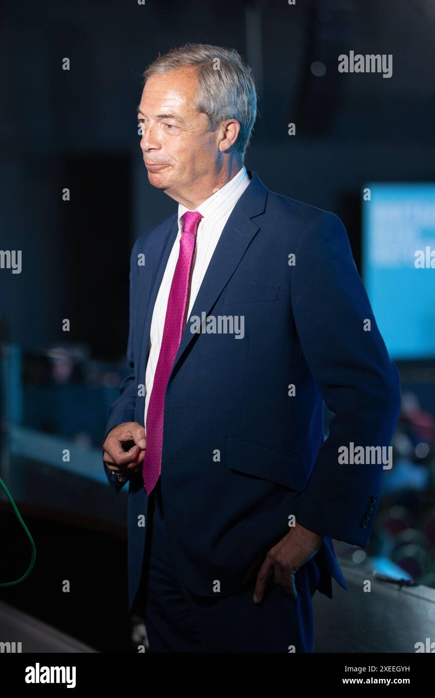 Am 27. Juni spricht Nigel Farage, Leiter der Reform UK, vor den Medien und hält eine Kundgebung in der Rainton Arena, Houghton-le-Spring. Der ehemalige Besitzer von Newcastle United, Sir John Hall, ist anwesend. Foto: Jill ODonnell/Alamy Live News Stockfoto