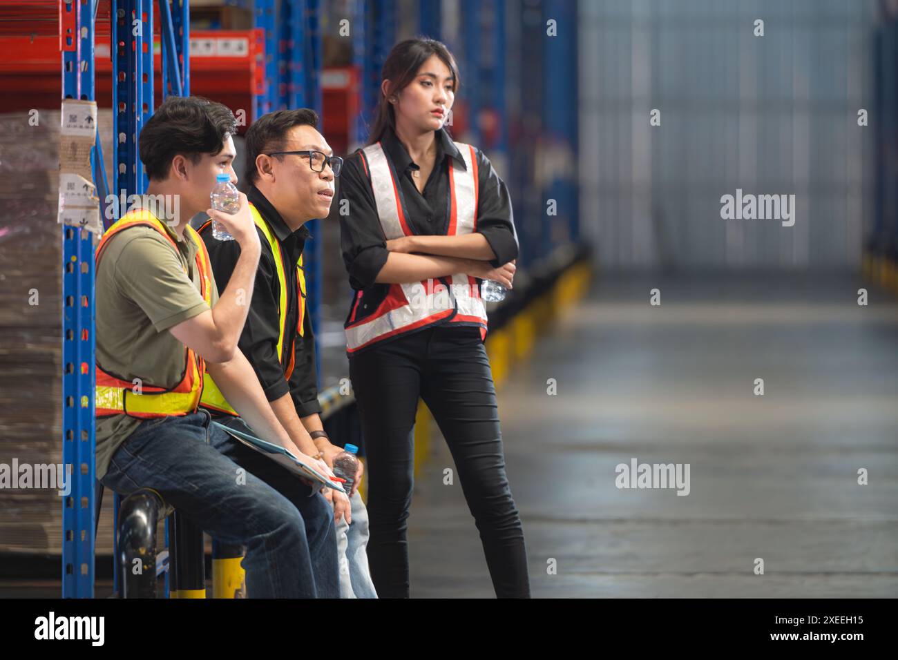 Die Gruppe der Lagermitarbeiter erholt sich während der Arbeit Stockfoto