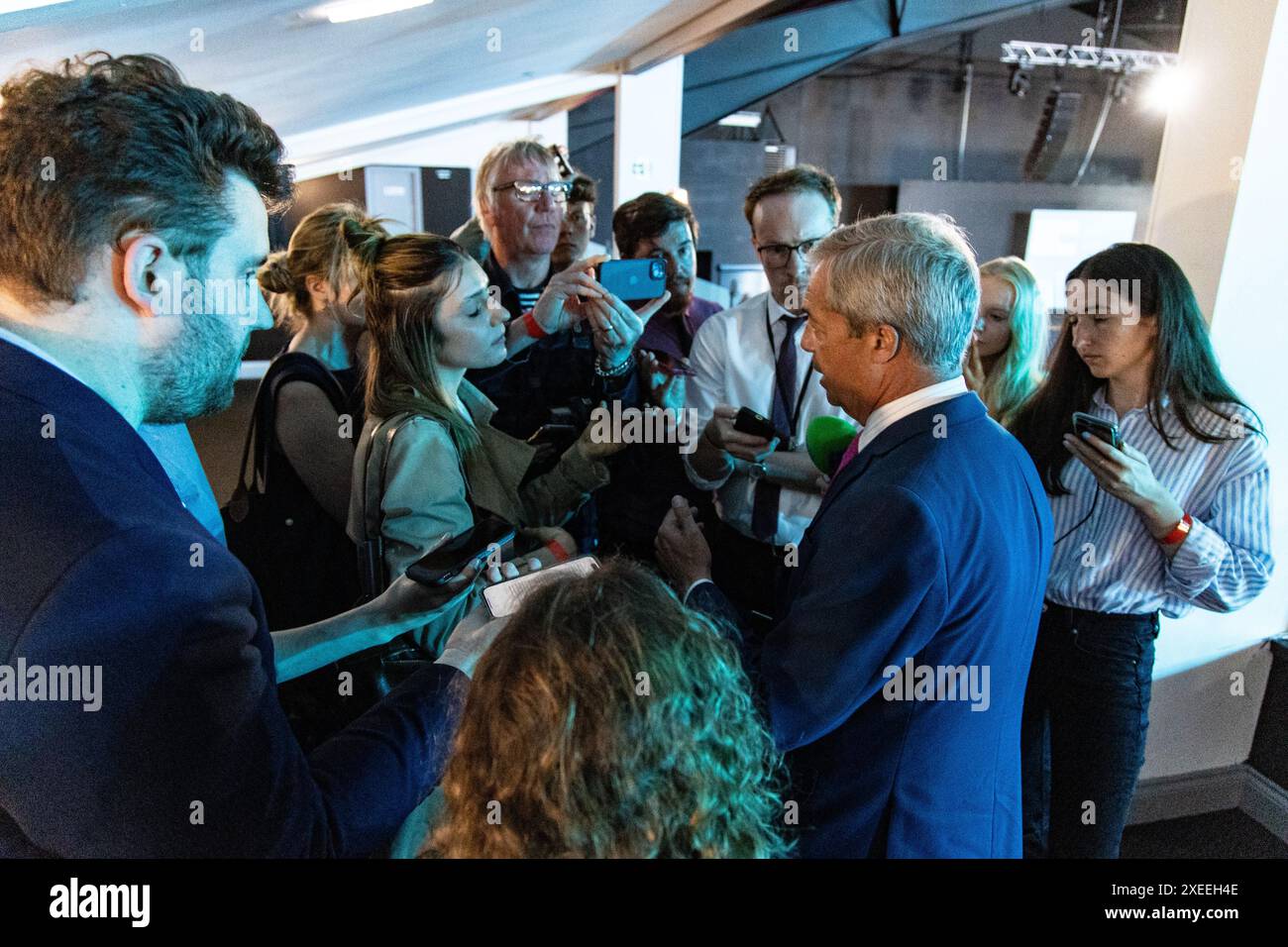 Am 27. Juni spricht Nigel Farage, Leiter der Reform UK, vor den Medien und hält eine Kundgebung in der Rainton Arena, Houghton-le-Spring. Der ehemalige Besitzer von Newcastle United, Sir John Hall, ist anwesend. Foto: Jill ODonnell/Alamy Live News Stockfoto