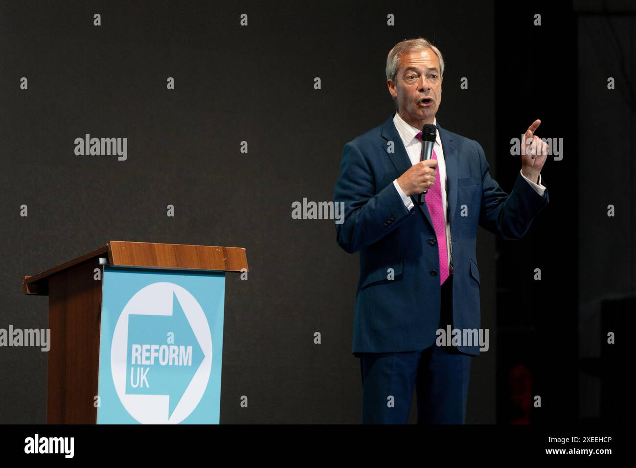 Am 27. Juni spricht Nigel Farage, Leiter der Reform UK, vor den Medien und hält eine Kundgebung in der Rainton Arena, Houghton-le-Spring. Der ehemalige Besitzer von Newcastle United, Sir John Hall, ist anwesend. Foto: Jill ODonnell/Alamy Live News Stockfoto