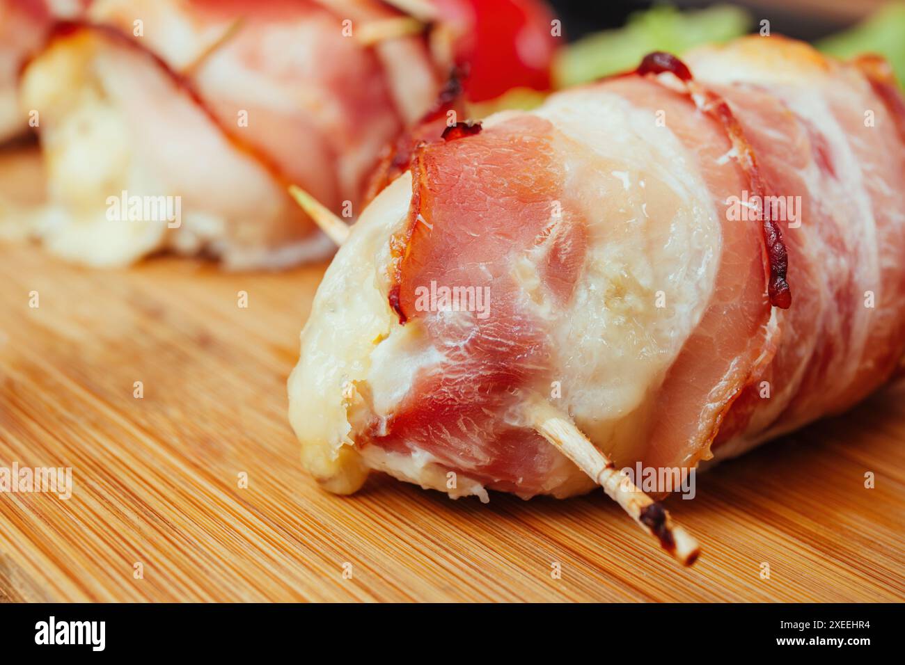 Mit Speck umwickelte Hähnchenbrust im Ofen perfekt geröstet, fetter Speck und saftige Hähnchenbrust, köstliches gebackenes Rezept Stockfoto