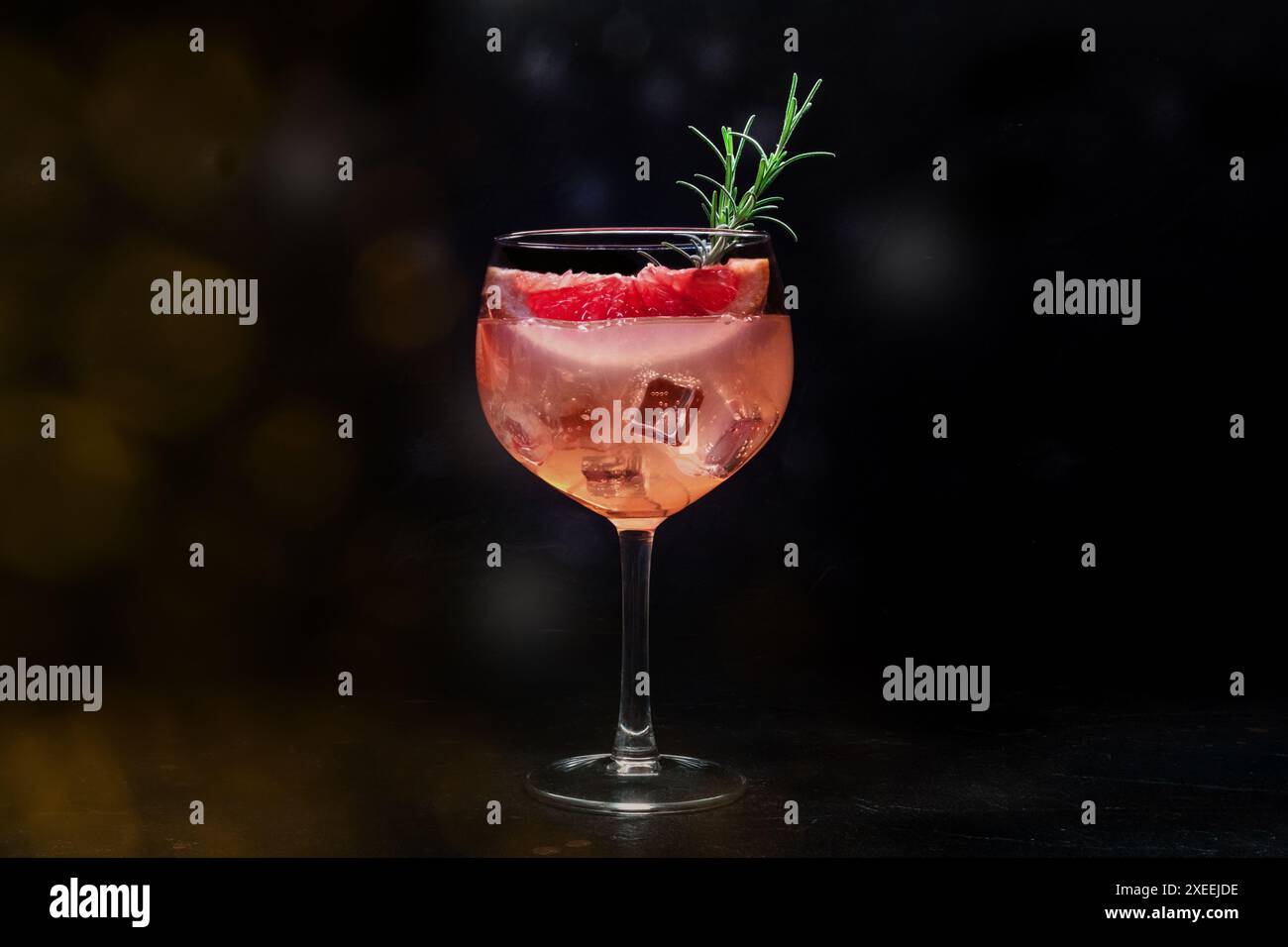 Schicker Cocktail mit frischem Obst. Gin Tonic Drink mit Eis auf einer Party Stockfoto