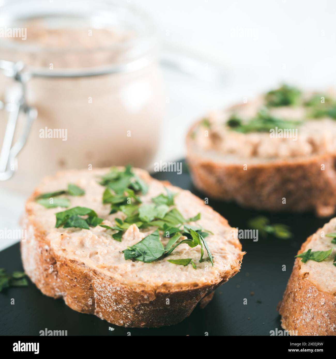 Hausgemachte putenpastete auf Brot Stockfoto