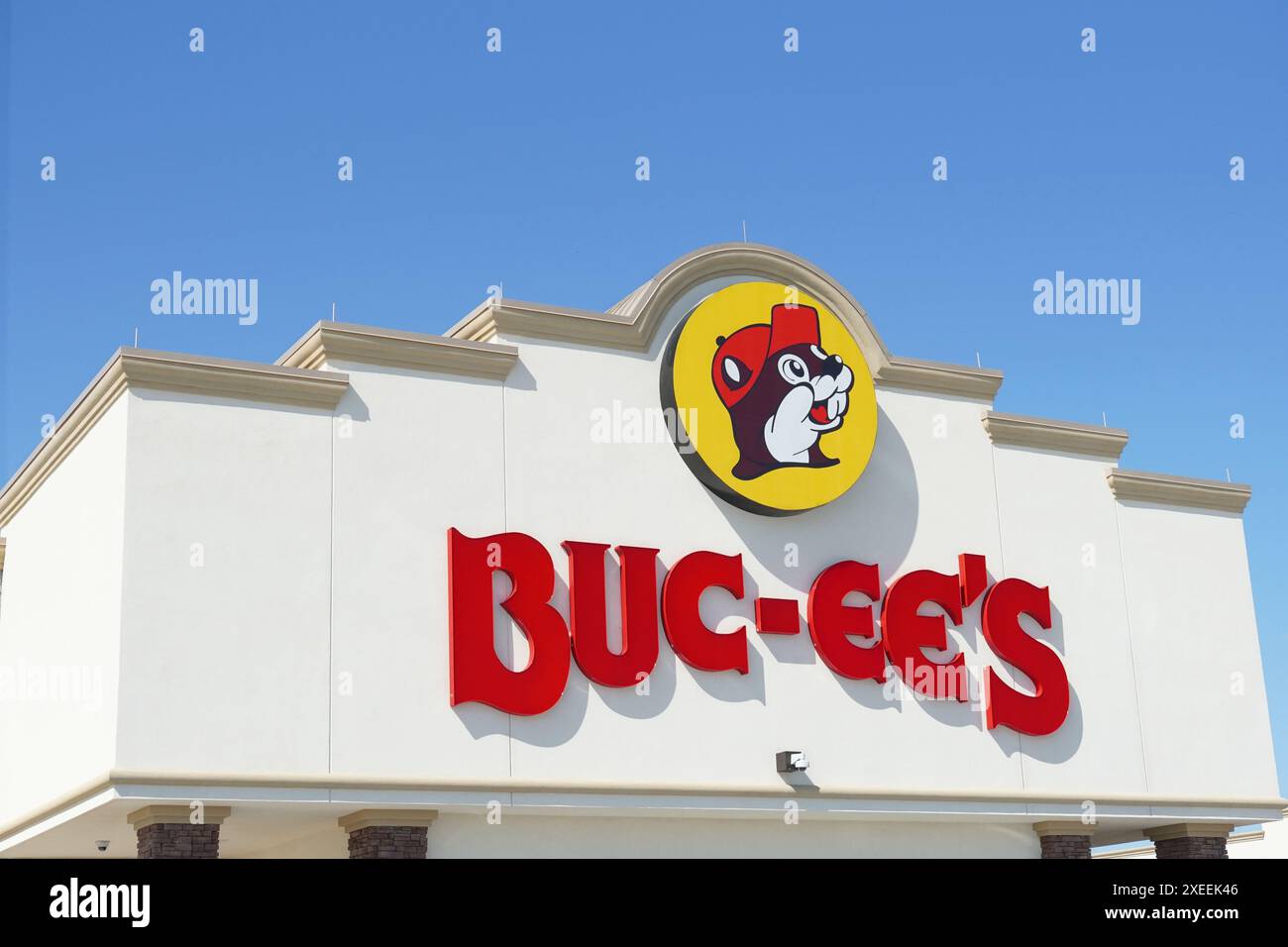 Buc-EE-Schild mit Logo auf der Vorderseite eines Geschäfts. Buc-EE's ist eine in den USA ansässige Kette von Lebensmittelgeschäften und Reisezentren. Stockfoto