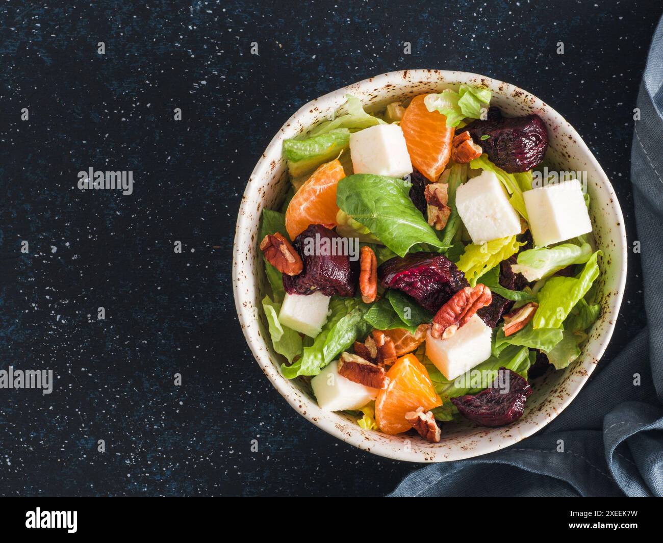 Rote Beete, Fetakäse und Orangen Salat. Stockfoto