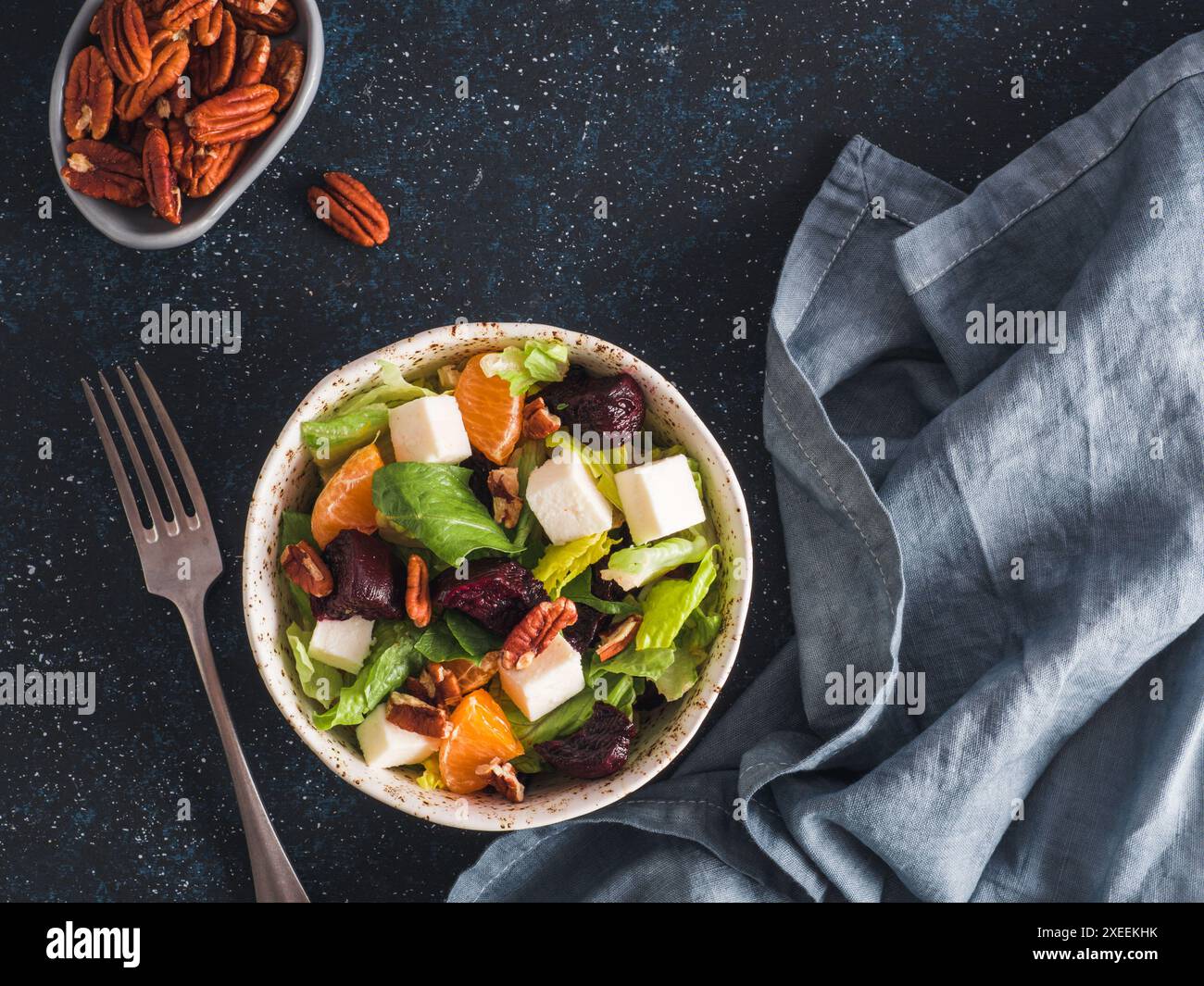 Rote Beete, Fetakäse und Orangen Salat. Stockfoto