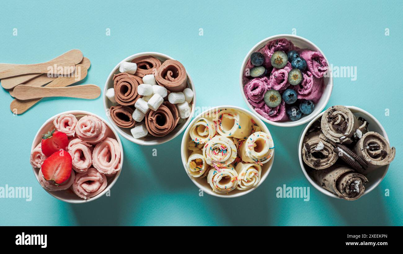 Gerolltes Eis in Kegelbecher auf blauem Hintergrund Stockfoto