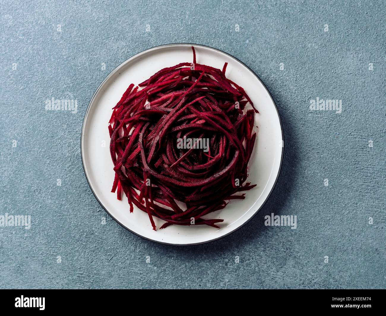 Rohe Rote Beete Nudeln oder Rüben Spaghetti Stockfoto