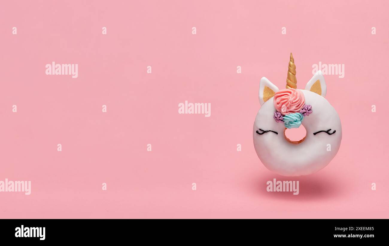 Einhorn Donut fliegend, rosa Hintergrund, Kopierraum Stockfoto