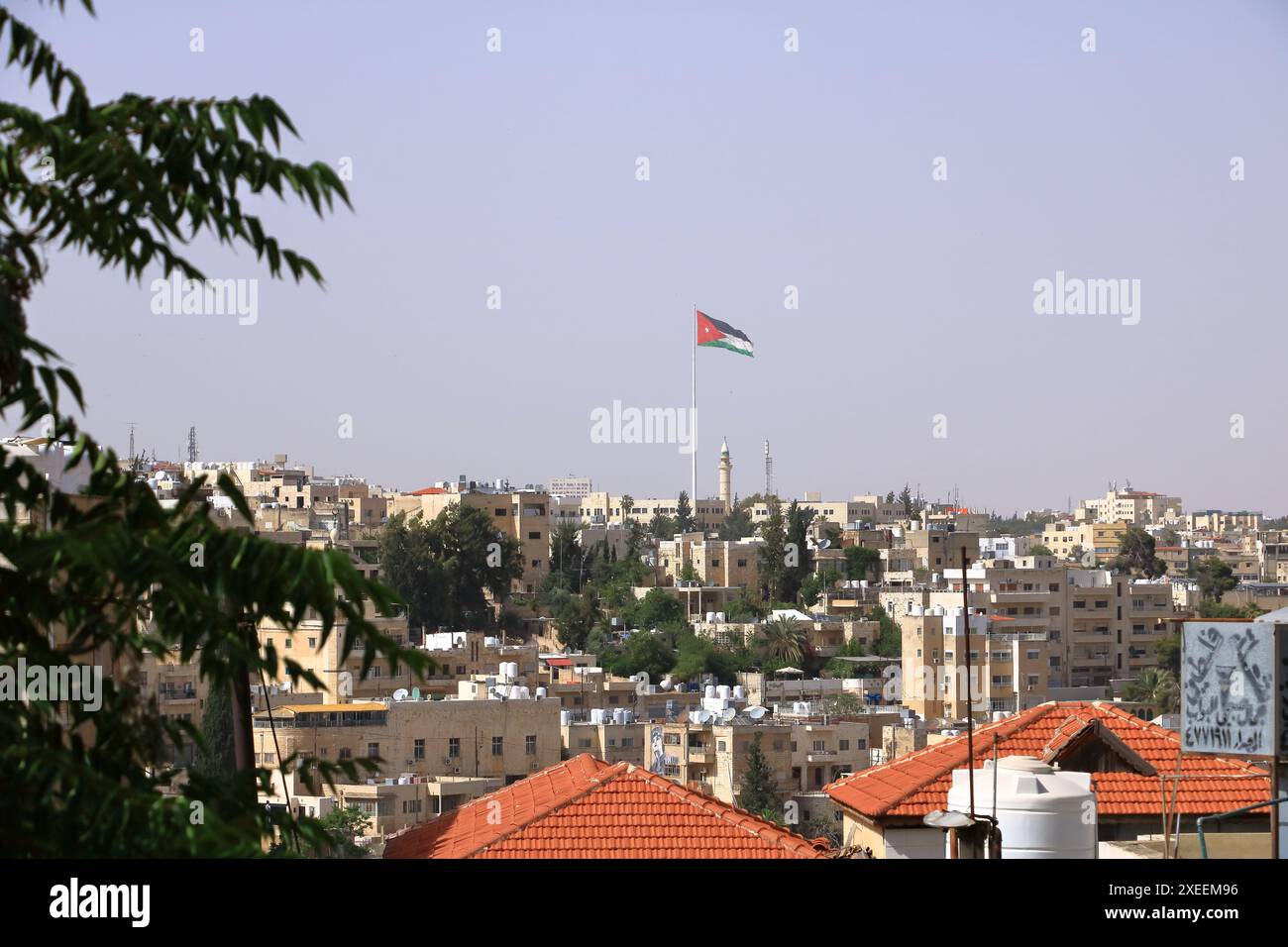 Amman in Jordanien - 18. Mai 2024: Große jordanische Flagge fliegt über der Stadt Stockfoto