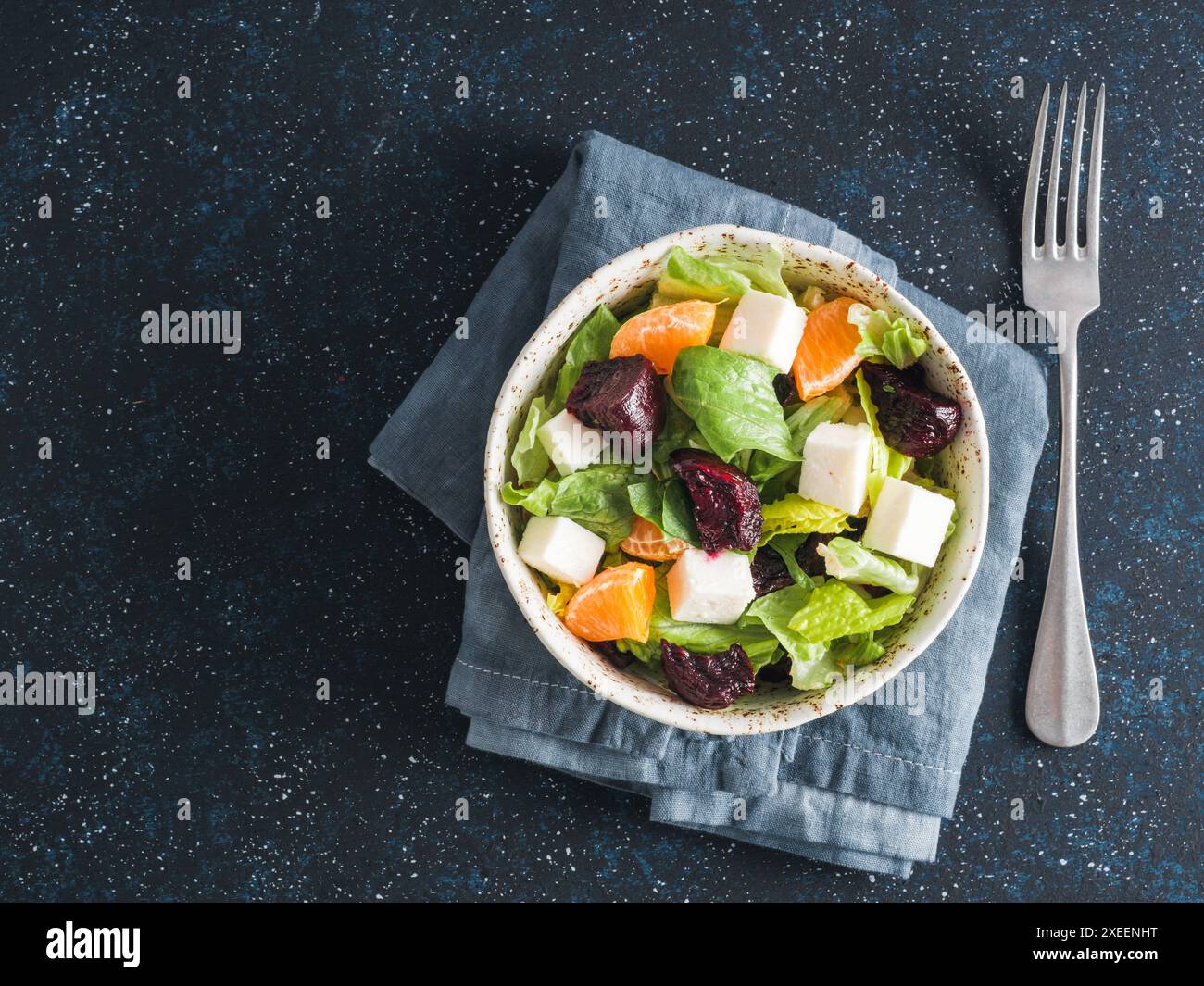 Rote Beete, Fetakäse und Orangen Salat. Stockfoto