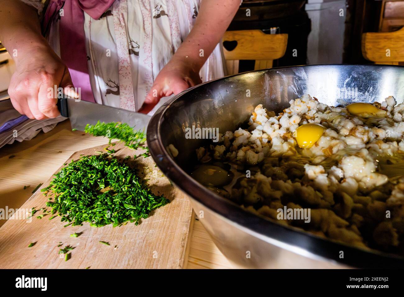 Teigzubereitung für Käseknödel, eine Spezialität auf den Almwiesen im Großarltal, Osterreich. Hausgemachte Köstlichkeiten auf der Filzmoosalm, Großarl, Salzburg, Österreich Stockfoto