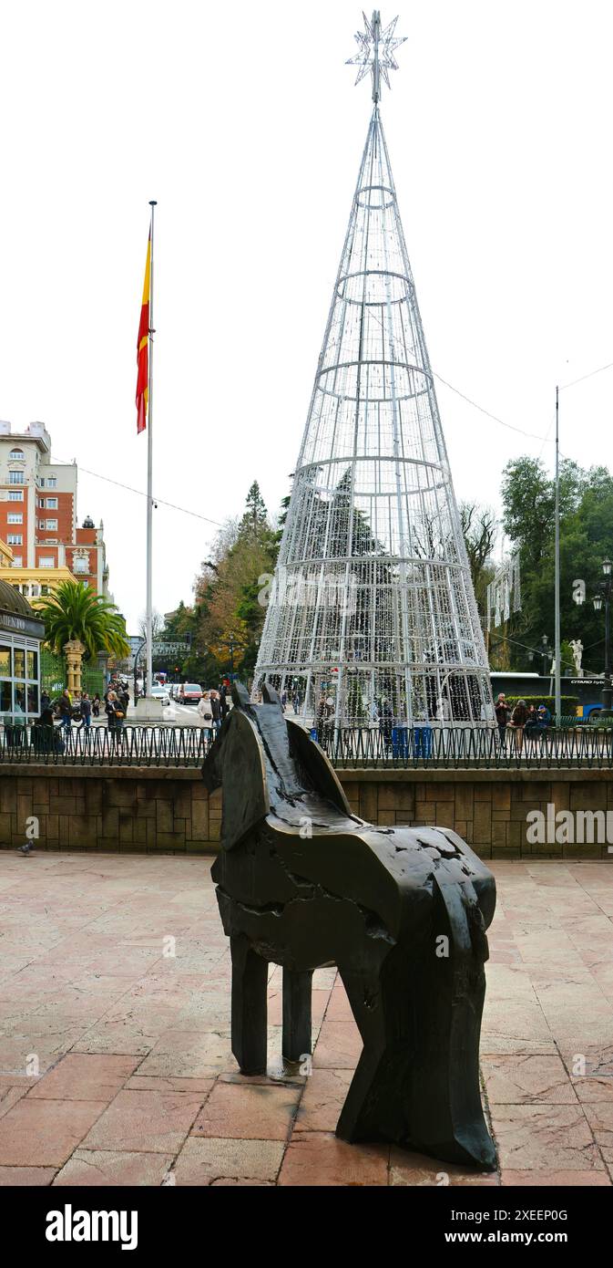 Bronzeskulptur Asturcones des Bildhauers Manolo Valdés von Asturcon Ponys mit LED-Weihnachtsbaum Plaza de la Escandalera Oviedo Asturias Spanien Stockfoto