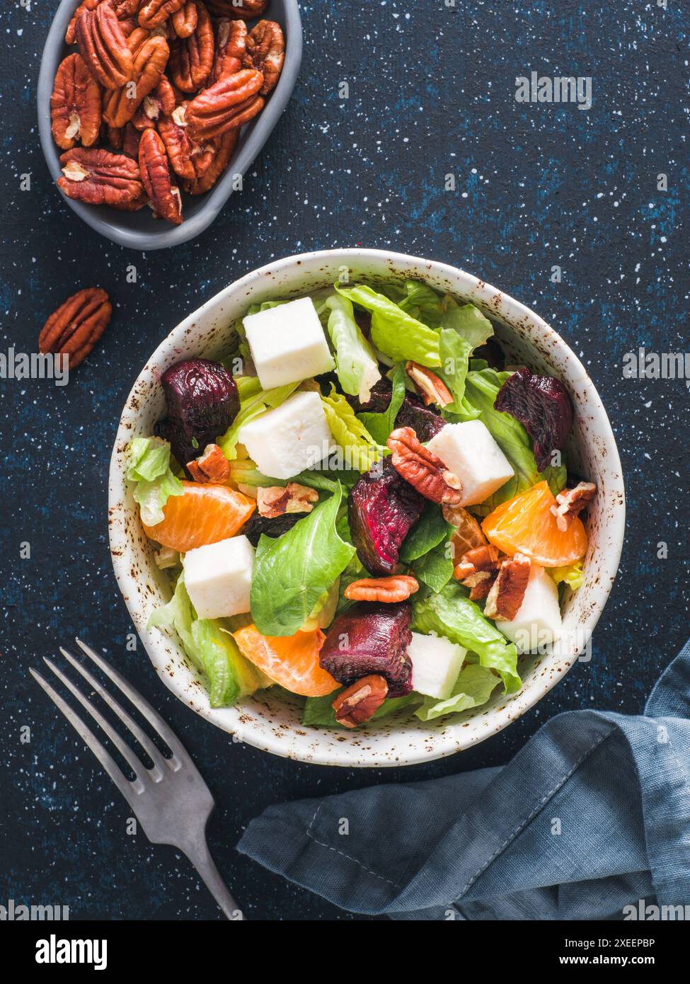 Rote Beete, Fetakäse und Orangen Salat. Stockfoto