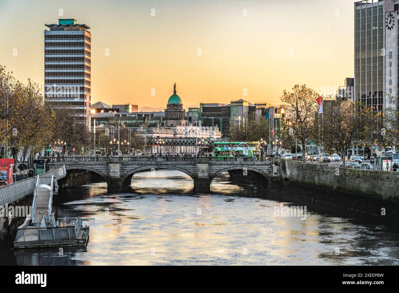 Sonnenaufgang am Liffey River über Dubliner Brücken. Irland. Stockfoto