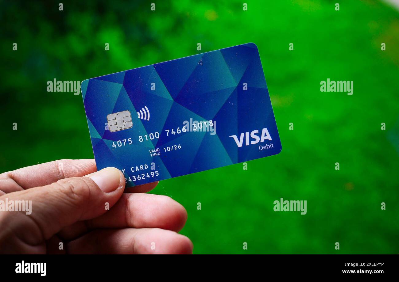 27.06.24, Handenberg, AUT, unterwegs in Oberösterreich, Themenbild, Symbolbild, Verschiedene Themenbilder, Sachleistungskarte, Asylwerber, im Bild im Linzer Landhaus wurde heute die neue Sachleistungskarte für Asylwerber/innen präsentiert. Teilnehmer der Pressekonferenz waren Landeshauptmann mag. Thomas Stelzer, Integrations-Landesrat Dr. Wolfgang Hattmannsdorfer und Dr. Walter Aichinger, Präsident des OÖ. Rote Kreuzes . Die Karte erleichtert die Verteilung notwendiger Güter und unterstützt die lokale Wirtschaft. Diese Karte stellt einen wichtigen Schritt zur transparenten Unterstützung der AS Stockfoto