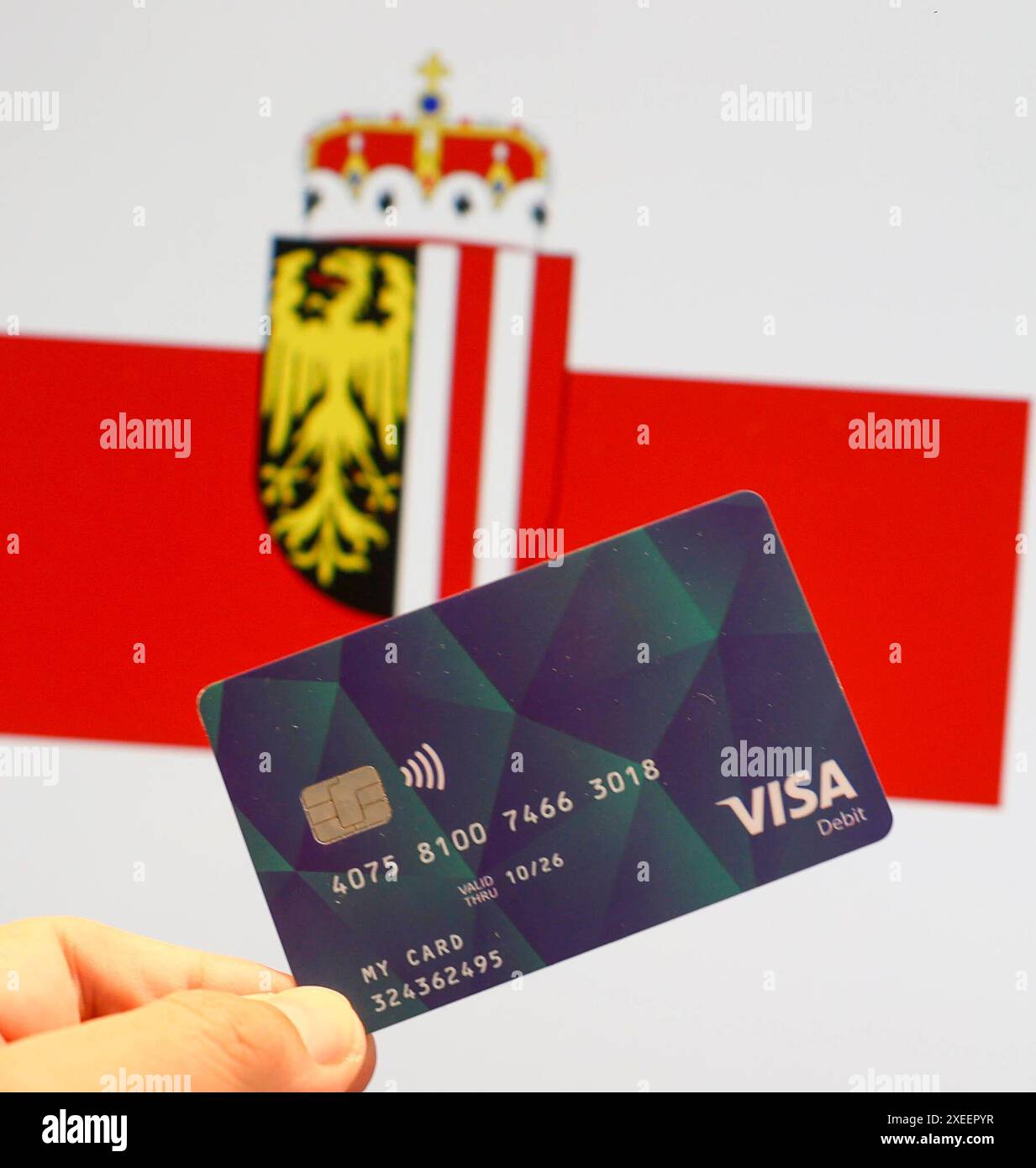 27.06.24, Handenberg, AUT, unterwegs in Oberösterreich, Themenbild, Symbolbild, Verschiedene Themenbilder, Sachleistungskarte, Asylwerber, im Bild im Linzer Landhaus wurde heute die neue Sachleistungskarte für Asylwerber/innen präsentiert. Teilnehmer der Pressekonferenz waren Landeshauptmann mag. Thomas Stelzer, Integrations-Landesrat Dr. Wolfgang Hattmannsdorfer und Dr. Walter Aichinger, Präsident des OÖ. Rote Kreuzes . Die Karte erleichtert die Verteilung notwendiger Güter und unterstützt die lokale Wirtschaft. Diese Karte stellt einen wichtigen Schritt zur transparenten Unterstützung der AS Stockfoto