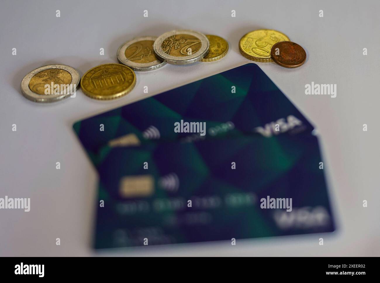 27.06.24, Handenberg, AUT, unterwegs in Oberösterreich, Themenbild, Symbolbild, Verschiedene Themenbilder, Sachleistungskarte, Asylwerber, im Bild im Linzer Landhaus wurde heute die neue Sachleistungskarte für Asylwerber/innen präsentiert. Teilnehmer der Pressekonferenz waren Landeshauptmann mag. Thomas Stelzer, Integrations-Landesrat Dr. Wolfgang Hattmannsdorfer und Dr. Walter Aichinger, Präsident des OÖ. Rote Kreuzes . Die Karte erleichtert die Verteilung notwendiger Güter und unterstützt die lokale Wirtschaft. Diese Karte stellt einen wichtigen Schritt zur transparenten Unterstützung der AS Stockfoto