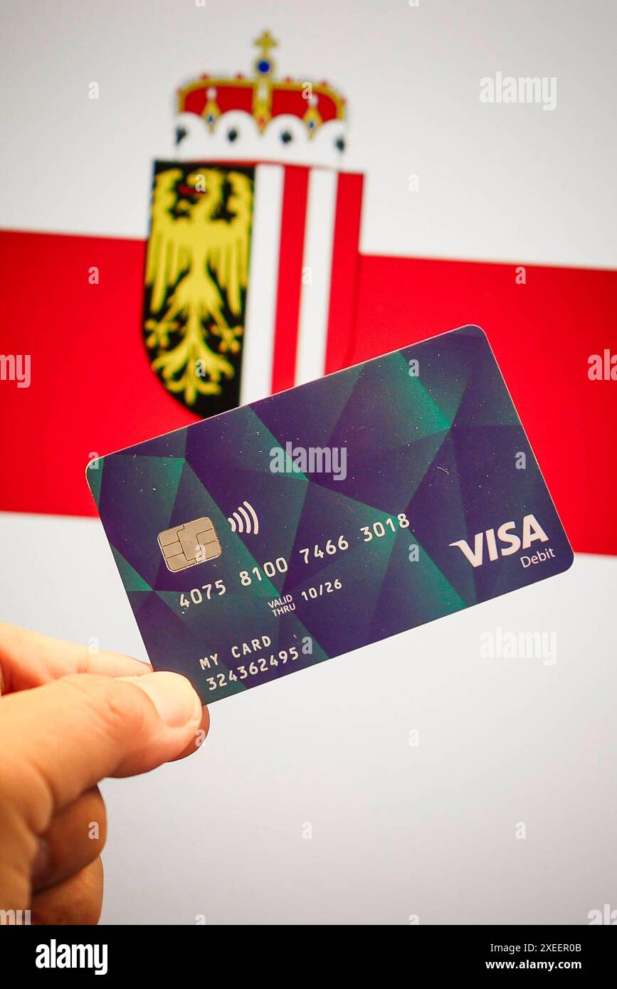 27.06.24, Handenberg, AUT, unterwegs in Oberösterreich, Themenbild, Symbolbild, Verschiedene Themenbilder, Sachleistungskarte, Asylwerber, im Bild im Linzer Landhaus wurde heute die neue Sachleistungskarte für Asylwerber/innen präsentiert. Teilnehmer der Pressekonferenz waren Landeshauptmann mag. Thomas Stelzer, Integrations-Landesrat Dr. Wolfgang Hattmannsdorfer und Dr. Walter Aichinger, Präsident des OÖ. Rote Kreuzes . Die Karte erleichtert die Verteilung notwendiger Güter und unterstützt die lokale Wirtschaft. Diese Karte stellt einen wichtigen Schritt zur transparenten Unterstützung der AS Stockfoto