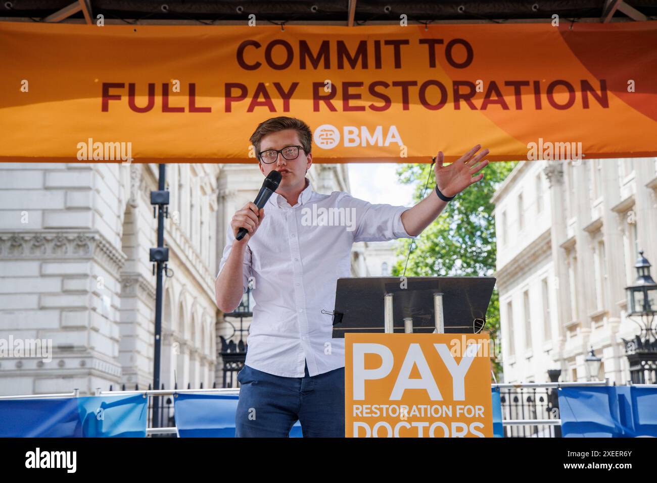 London, UK 27 Juni 2024 DR ROBERT LAURENSON, Ko-Vorsitzender des Junior Doctors Committee. Junior Doctors demonstrieren gegenüber der Downing Street. Juniorärzte in England werden heute zum elften Mal über die Bezahlung streiken, da sie in ihrer gewerkschaft besorgt sind, dass ein Stillstand so kurz vor den Parlamentswahlen ein "eigenes Ziel" ist. Rund 25.000 Ärzte werden während der fünftägigen Unterbrechung, die heute um 7 Uhr morgens beginnt und bis zur gleichen Zeit am nächsten Dienstag, den 2. Juli, läuft, voraussichtlich nicht arbeiten. Bis zum Ende werden Ärzte in der Ausbildung seit 44 Tagen im Streik sein, seit sie im März 2023 erstmals Arbeitskampfmaßnahmen ergriffen haben Stockfoto