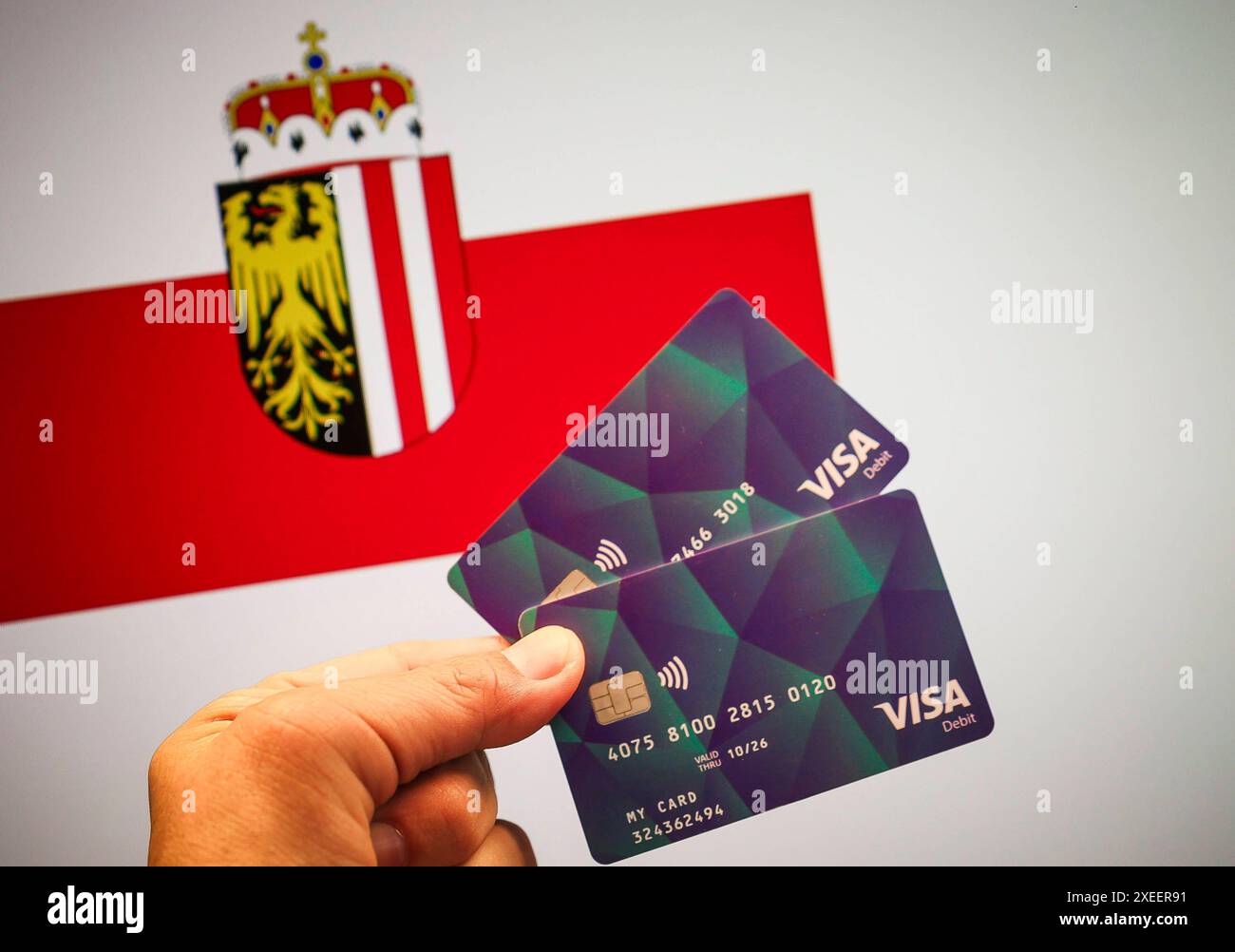 27.06.24, Handenberg, AUT, unterwegs in Oberösterreich, Themenbild, Symbolbild, Verschiedene Themenbilder, Sachleistungskarte, Asylwerber, im Bild im Linzer Landhaus wurde heute die neue Sachleistungskarte für Asylwerber/innen präsentiert. Teilnehmer der Pressekonferenz waren Landeshauptmann mag. Thomas Stelzer, Integrations-Landesrat Dr. Wolfgang Hattmannsdorfer und Dr. Walter Aichinger, Präsident des OÖ. Rote Kreuzes . Die Karte erleichtert die Verteilung notwendiger Güter und unterstützt die lokale Wirtschaft. Diese Karte stellt einen wichtigen Schritt zur transparenten Unterstützung der AS Stockfoto