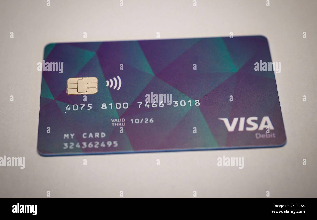 27.06.24, Handenberg, AUT, unterwegs in Oberösterreich, Themenbild, Symbolbild, Verschiedene Themenbilder, Sachleistungskarte, Asylwerber, im Bild im Linzer Landhaus wurde heute die neue Sachleistungskarte für Asylwerber/innen präsentiert. Teilnehmer der Pressekonferenz waren Landeshauptmann mag. Thomas Stelzer, Integrations-Landesrat Dr. Wolfgang Hattmannsdorfer und Dr. Walter Aichinger, Präsident des OÖ. Rote Kreuzes . Die Karte erleichtert die Verteilung notwendiger Güter und unterstützt die lokale Wirtschaft. Diese Karte stellt einen wichtigen Schritt zur transparenten Unterstützung der AS Stockfoto