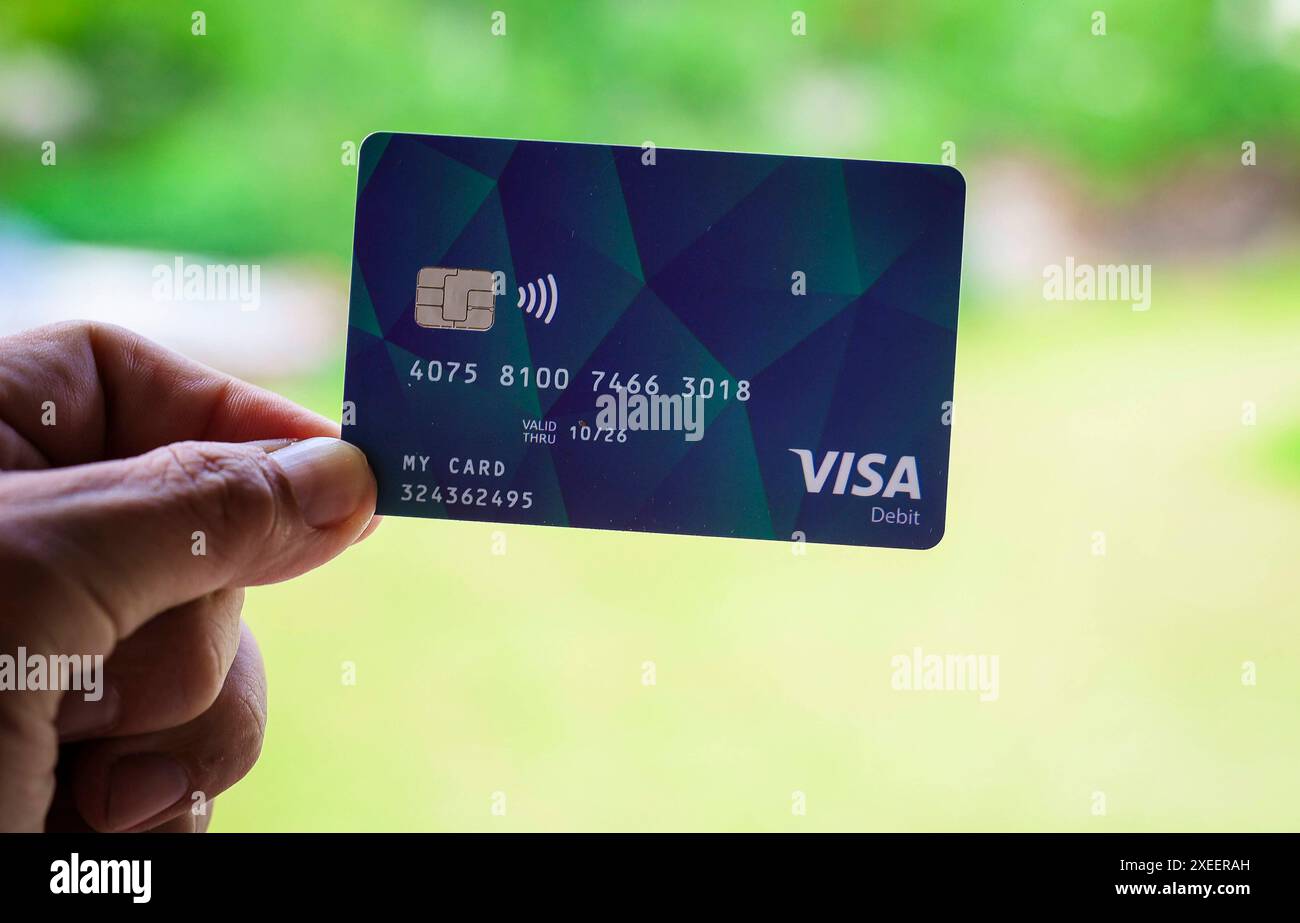 27.06.24, Handenberg, AUT, unterwegs in Oberösterreich, Themenbild, Symbolbild, Verschiedene Themenbilder, Sachleistungskarte, Asylwerber, im Bild im Linzer Landhaus wurde heute die neue Sachleistungskarte für Asylwerber/innen präsentiert. Teilnehmer der Pressekonferenz waren Landeshauptmann mag. Thomas Stelzer, Integrations-Landesrat Dr. Wolfgang Hattmannsdorfer und Dr. Walter Aichinger, Präsident des OÖ. Rote Kreuzes . Die Karte erleichtert die Verteilung notwendiger Güter und unterstützt die lokale Wirtschaft. Diese Karte stellt einen wichtigen Schritt zur transparenten Unterstützung der AS Stockfoto