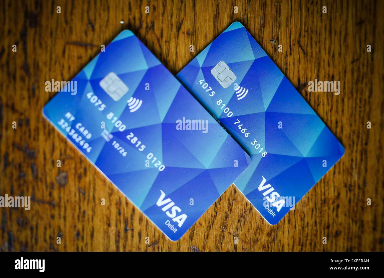 27.06.24, Handenberg, AUT, unterwegs in Oberösterreich, Themenbild, Symbolbild, Verschiedene Themenbilder, Sachleistungskarte, Asylwerber, im Bild im Linzer Landhaus wurde heute die neue Sachleistungskarte für Asylwerber/innen präsentiert. Teilnehmer der Pressekonferenz waren Landeshauptmann mag. Thomas Stelzer, Integrations-Landesrat Dr. Wolfgang Hattmannsdorfer und Dr. Walter Aichinger, Präsident des OÖ. Rote Kreuzes . Die Karte erleichtert die Verteilung notwendiger Güter und unterstützt die lokale Wirtschaft. Diese Karte stellt einen wichtigen Schritt zur transparenten Unterstützung der AS Stockfoto