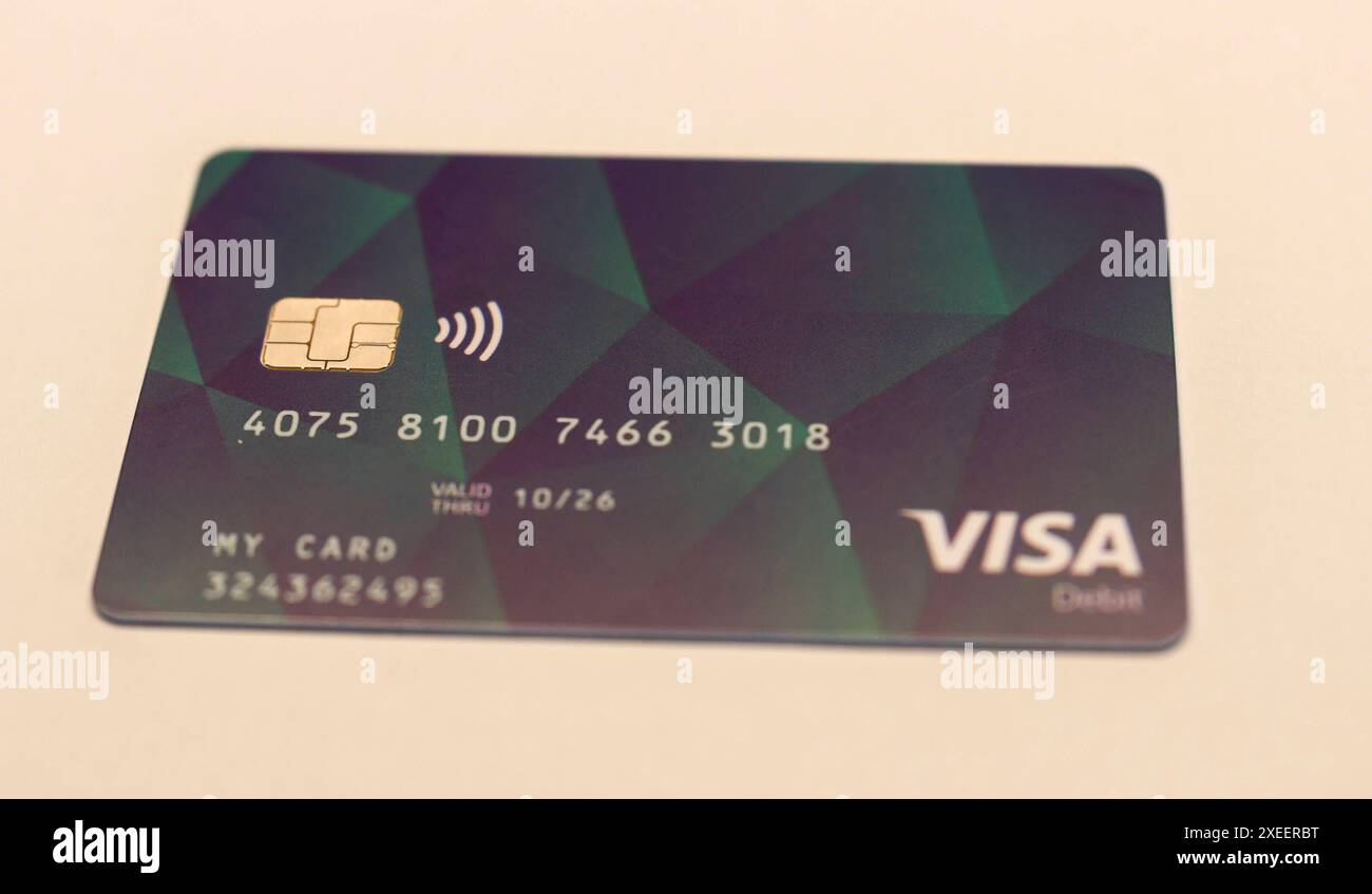 27.06.24, Handenberg, AUT, unterwegs in Oberösterreich, Themenbild, Symbolbild, Verschiedene Themenbilder, Sachleistungskarte, Asylwerber, im Bild im Linzer Landhaus wurde heute die neue Sachleistungskarte für Asylwerber/innen präsentiert. Teilnehmer der Pressekonferenz waren Landeshauptmann mag. Thomas Stelzer, Integrations-Landesrat Dr. Wolfgang Hattmannsdorfer und Dr. Walter Aichinger, Präsident des OÖ. Rote Kreuzes . Die Karte erleichtert die Verteilung notwendiger Güter und unterstützt die lokale Wirtschaft. Diese Karte stellt einen wichtigen Schritt zur transparenten Unterstützung der AS Stockfoto